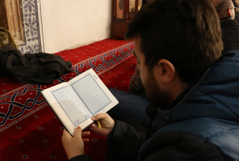 Thủ đô Pristina, Kosovo. Tín đồ Hồi giáo đọc kinh Qu'ran trong buổi lễ Tarawh đầu tiên của tháng Ramadan - Ảnh: Erkin Keci/thông tấn xã Anadolu