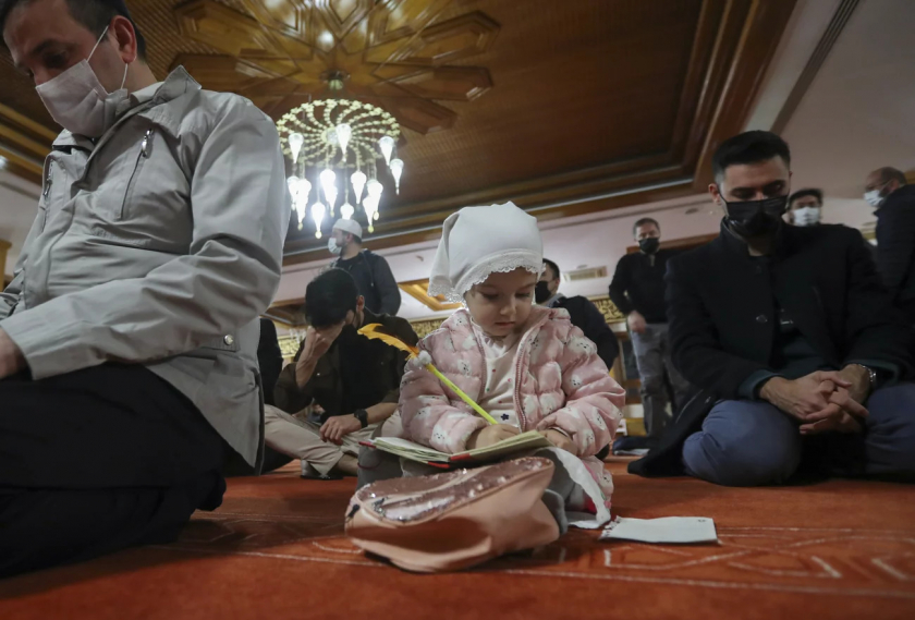 Ankara, Thổ Nhĩ Kỳ. Trong một buổi lễ Tarawih đầu tháng Ramadan - Ảnh: Muhammed Yaylali/thông tấn xã Anadolu