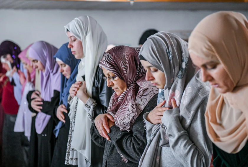 Thủ đô Podgorica, Montenegro. Những người phụ nữ Hồi giáo đứng cầu nguyện tại buổi lễ Tarawih đầu tiên của tháng lễ Ramadan - Ảnh: Milos Vujovic/Anadolu Agency