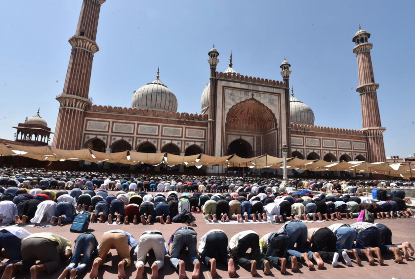 New Delhi, Ấn Độ. Mọi người thực hiện lời cầu nguyện Thứ Sáu tại Thánh đường Hồi giáo Jama ngay trước khi tháng lễ Ramadan 2022 bắt đầu - Ảnh: Sonu Mehta/Hindustan Times