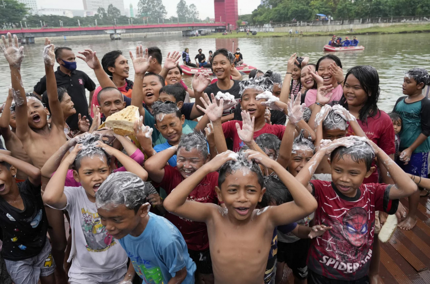Tangerang, Indonesia. Những đứa trẻ tắm trên sông Cisadane River vào buổi chiều tối đầu tiên của tháng Ramadan - Ảnh: Tatan Syuflana/AP