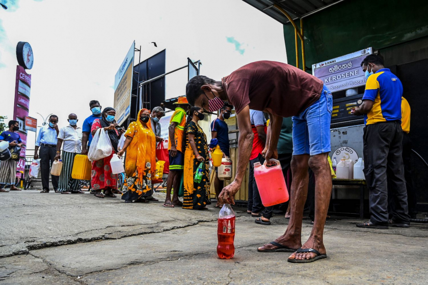Người dân ở thủ đô Colombo (Sri Lanka) xếp hàng mua dầu hỏa, nhiên liệu sử dụng cho các bếp dầu. (Ảnh: Getty)