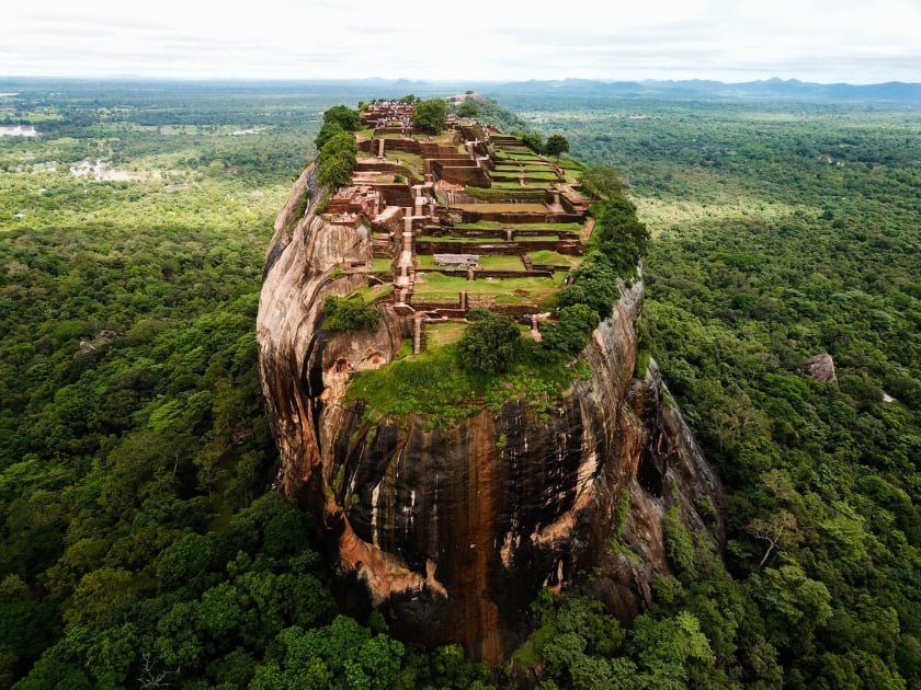 Pháo đài đá sư tử Sigiriya gần thị trấn Dambulla, Sri Lanka. Theo sử ký cổ Culavamsa, đây là nơi Vua Kasyapa chọn đóng đô. Sigiriya ngày nay là một di sản thế giới UNESCO. (Ảnh: Dylan Shaw/Unsplash)