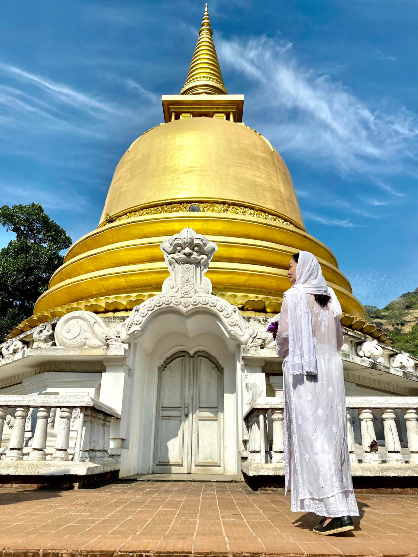 Chị Nguyễn Thanh Nga, một du khách Việt tới Sri Lanka theo chuyến famtrip đầu tháng 3, chụp ảnh tại Đền Vàng, một di sản UNESCO nằm tại trung tâm của Sri Lanka. (Ảnh: NV chia sẻ)