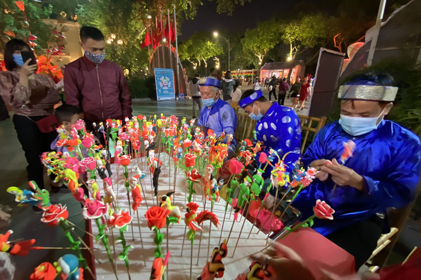 Góc sáng tạo của các nghệ nhân làng nghề tò he Xuân La tại khu vực Vườn hoa Lý Thái Tổ - Ảnh: Internet