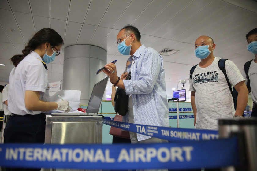 Du khách khai báo y tế nhập cảnh tại sân bay Tân Sơn Nhất - Ảnh: Báo Người lao động