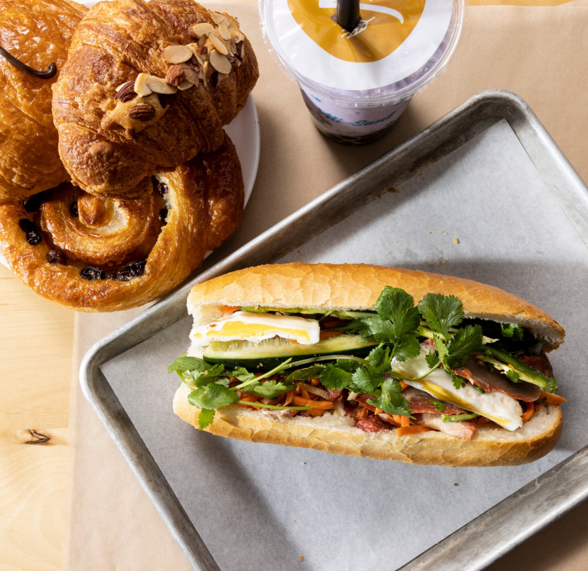 Món ăn thương hiệu của Mi-Sant là bánh mì Việt và bánh sừng bò của Quoc Le. Ảnh: Jenn Ackerman/NYT