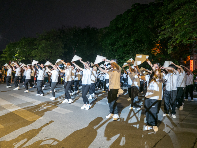 Biểu diễn nghệ thuật trong đêm khai mạc Lễ hội Quà tặng Du lịch Hà Nội năm 2022 - Ảnh: Kincoi