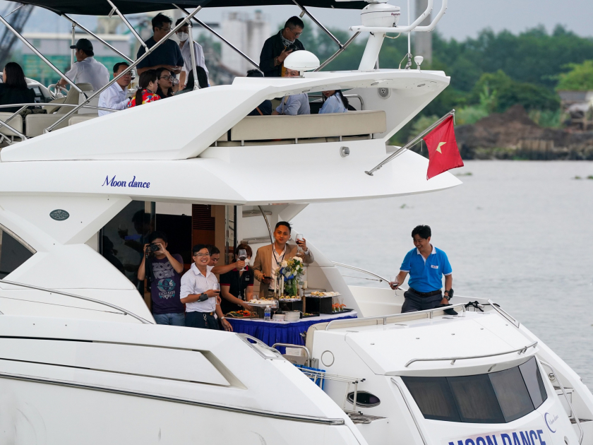 Hành khách trải nghiệm tiệc trên du thuyền hạng sang.