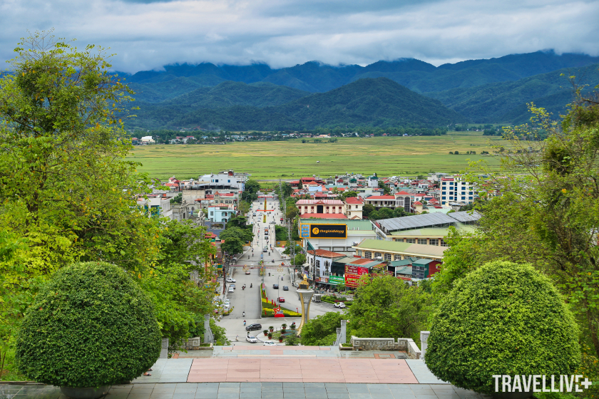 Một góc thành phố Điện Biên Phủ và cánh đồng Mường Thanh, nhìn từ đỉnh đồi D1.