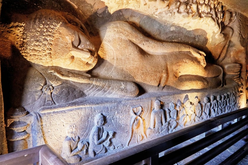 Một bức tượng Phật nằm được điêu khắc vào cuối thế kỷ 5 hoặc đầu thế kỷ 6, bên trong hang động số 26. (Ảnh: Mahaux Photography/Getty)
