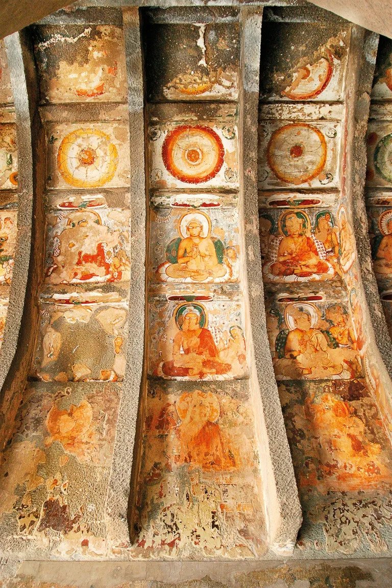 Bích hoạ các vị Phật và Bồ tát trang trí trên trần hang động số 10, một trong những hang động lâu đời nhất tại Ajanta. (Ảnh: Maurice Joseph/Alamy)