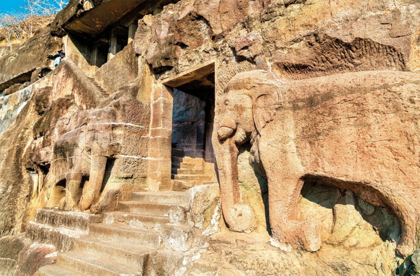 Đôi voi đá đặt tại lối vào chùa hang số 16 trong quần thể hang động Ajanta, được chạm khắc vào khoảng cuối thế kỷ 5 Công nguyên. (Ảnh: Leonid Andronov/Alamy)