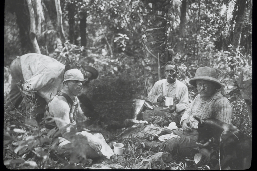 Theodore Roosevelt (bên phải) và Cândido Mariano da Silva Rondon (bên phải Roosevelt) nghỉ ngơi cùng các thành viên đoàn thám hiểm trong chuyến đi xuyên rừng Amazon thảm hoạ năm 1913-1914. Ảnh: Kermit Roosevelt, Thư viện Quốc hội Hoa Kỳ