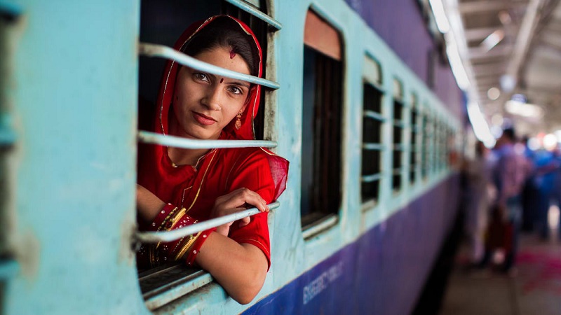 Jodhpur, India. Tại Ấn Độ, xe lửa là phương tiện quan trọng của đất nước, có khoảng hơn 20 triệu người sử dụng xe lửa để di chuyển mỗi ngày. Sự phân tầng xã hội phản ánh qua 8 cấp dịch vụ khác nhau trên tàu.