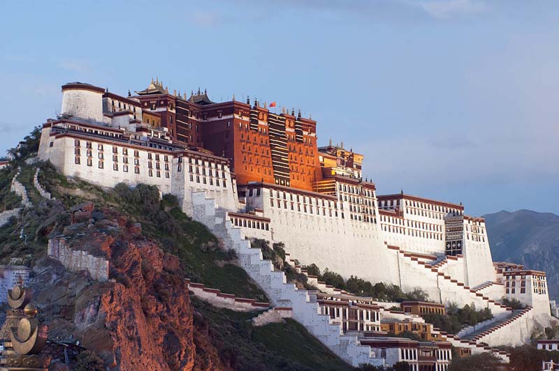 Cung điện Potala (nghĩa là cung điện Bồ Tát) là nơi sống và làm việc của các vị Đại Lai Lạt Ma, lãnh tụ tinh thần của người Tây Tạng. (Ảnh: Internet)