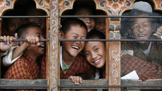 Niềm vui lan tỏa của những em bé Bhutan (Ảnh: Reuters)