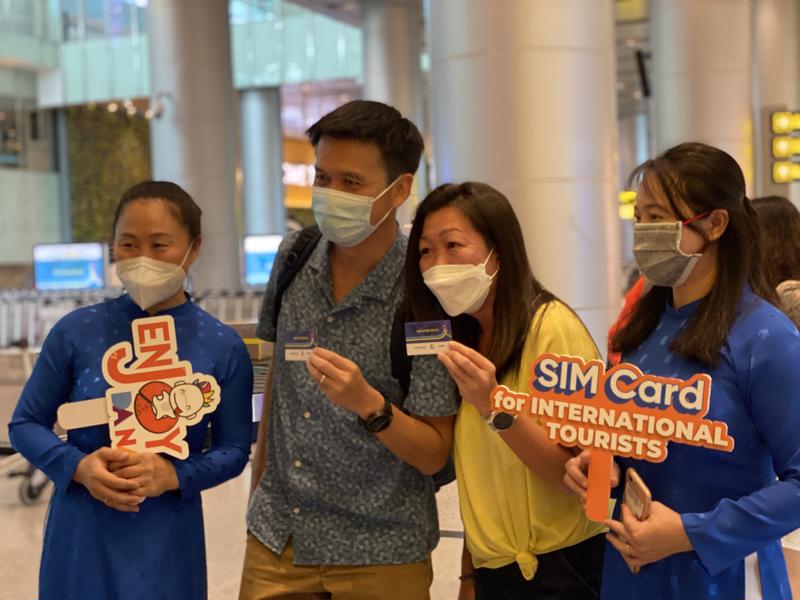Những vị khách quốc tế đầu tiên được nhận sim data 4G tại sân bay Đà Nẵng. Ảnh: Internet