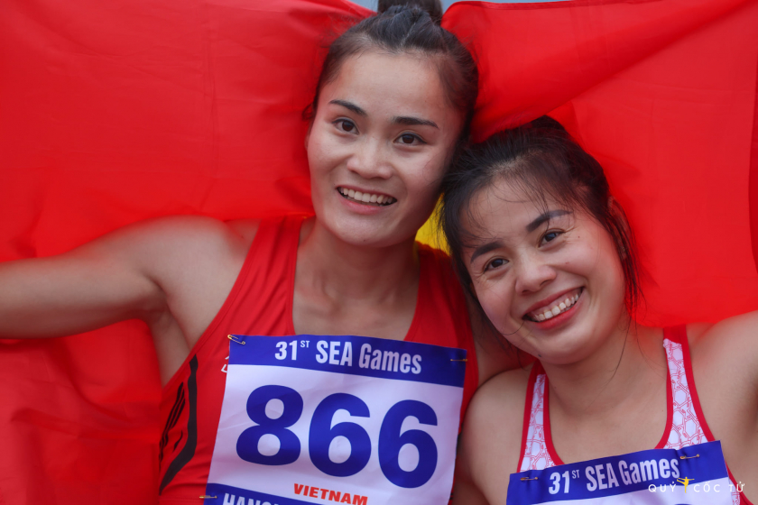 VĐV Nguyễn Thị Huyền (trái) giành huy chương vàng điền kinh
