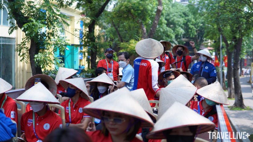 Khoảng 30 VĐV, HLV Thái Lan đã có mặt tại Quảng trưởng Đông Kinh Nghĩa Thục để lên xe buýt 2 tầng trải nghiệm ngắm Hà Nội