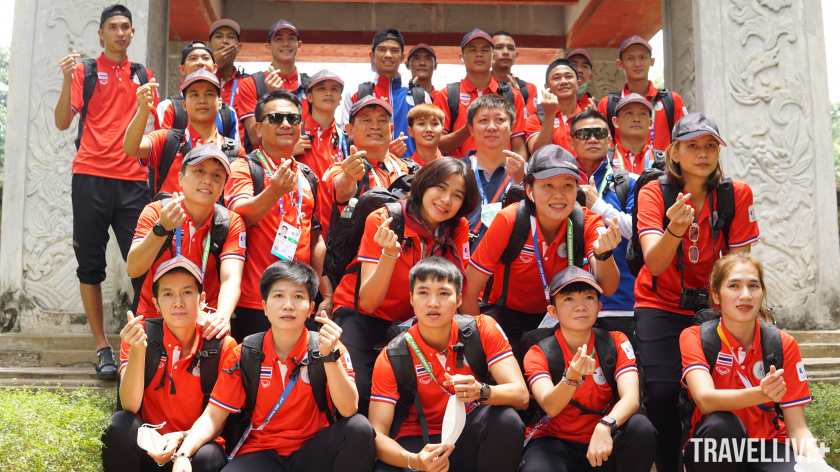 Trong chuyến hành trình “Hanoi City Tour”, đoàn vận động viên Thái Lan đã giành ra khoảng 60 phút để dừng chân tìm hiểu về Văn Miếu Quốc Tử Giám