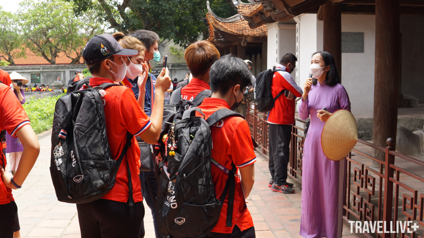 Các VĐV nghe giới thiệu về trường đại học đầu tiên của Việt Nam