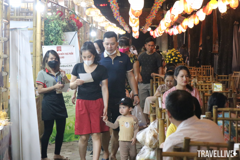 Lễ hội Ẩm thực và Du lịch làng nghề Hà Nội thu hút đông đảo người dân và du khách tham gia