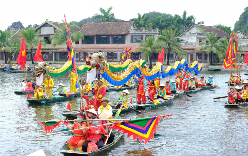 Nghi lễ rước Rồng trên sông Ngô Đồng