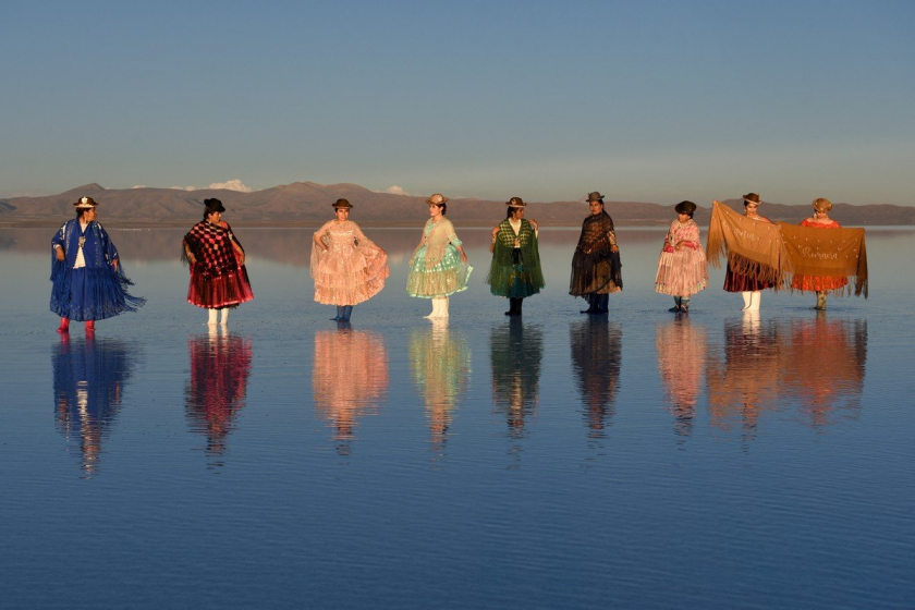 Những người phụ nữ Bolivia xúng xính trong những chiếc váy xoè Cholita truyền thống tạo dáng trên cánh đồng muối