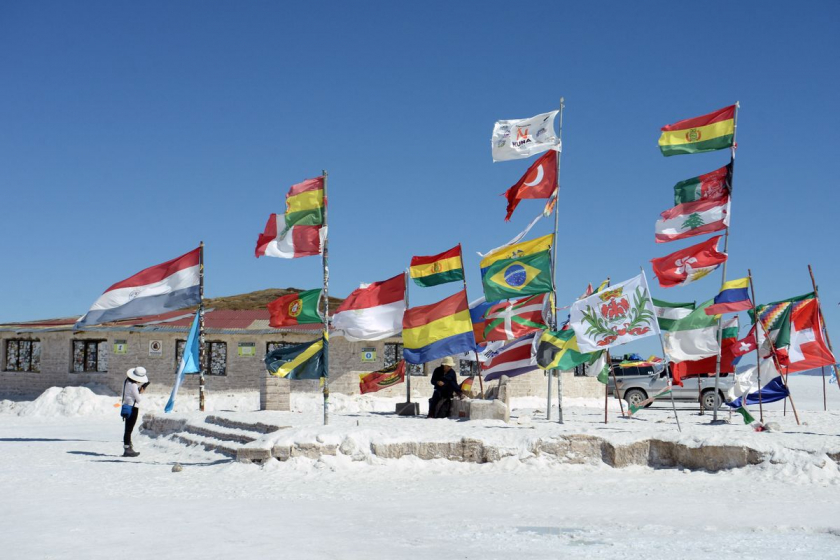 Nhiều lá cờ của các quốc gia trên khắp thế giới được cắm tại một khách sạn cũ ở cánh đồng muối Uyuni
