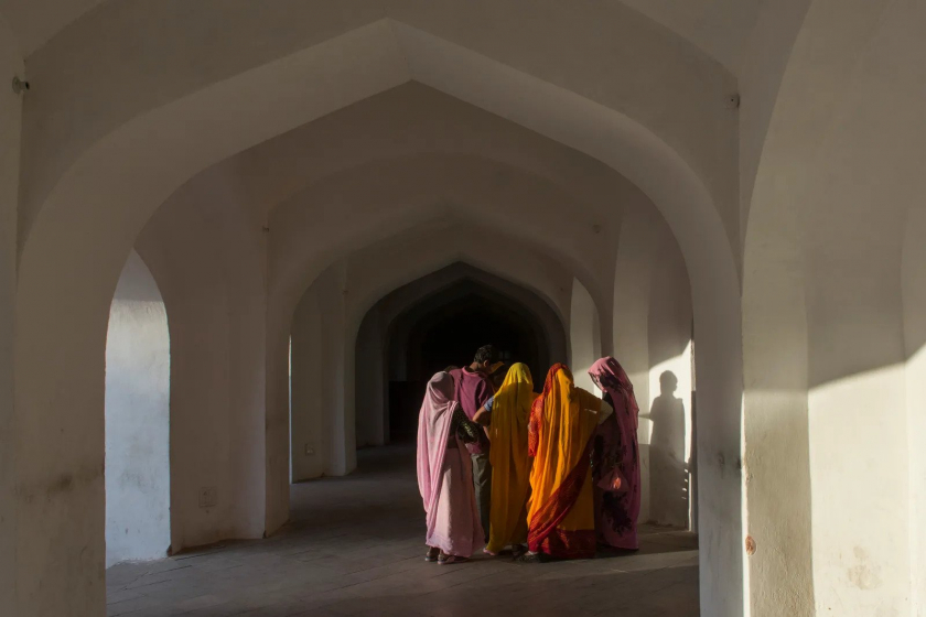 Phụ nữ tập trung trong một vòm của Pháo đài Amer, một địa danh chính của Jaipur. Amer được xây dựng bởi Raja Man Singh I và mở cửa vào cuối những năm 1590