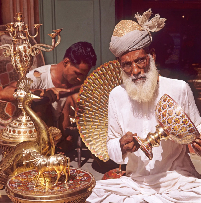 Các nghề thủ công truyền thống như đồ đồng thau và đồ tráng men, được truyền lại qua nhiều thế hệ gia đình ở Jaipur