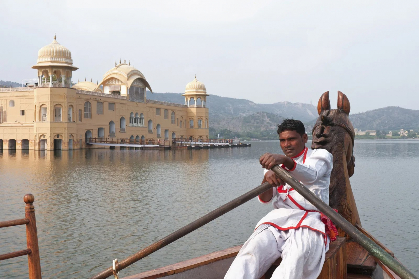 Thuyền gondola đi đến Jal Mahal, Cung điện nước, nằm giữa hồ ở Jaipur