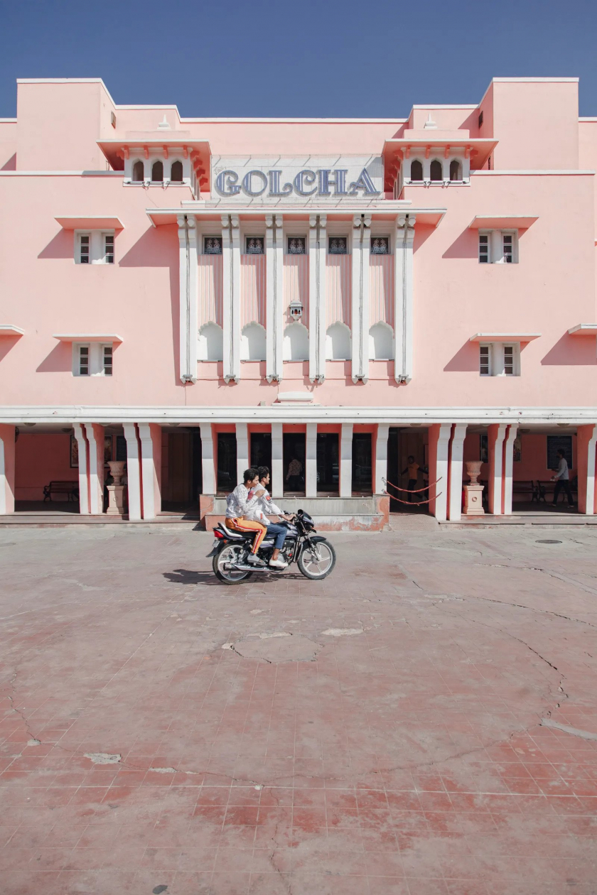 Rạp chiếu phim Golcha theo phong cách hoài cổ được mở cửa vào năm 1954 và là một trong những rạp chiếu phim lâu đời nhất vẫn còn hoạt động ở Rajasthan