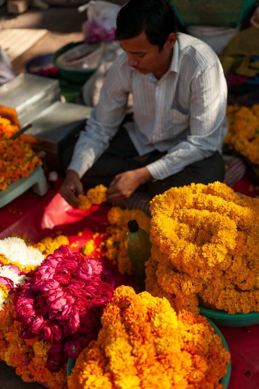 Người dân địa phương làm những vòng hoa tươi để bán