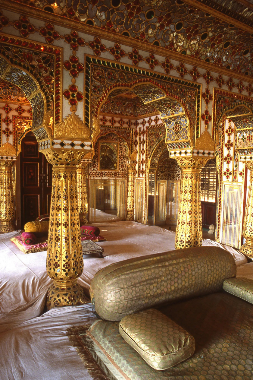 Một căn phòng được trang trí xa hoa theo phong cách Mughal tại Chandra Mahal, một trong những tòa nhà lâu đời nhất trong khu phức hợp Cung điện Thành phố