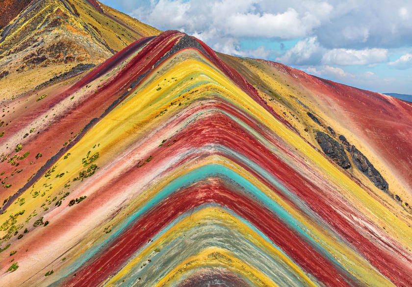 Vinicunca là một núi đá tự nhiên được hình thành từ nhiều tầng đá cát với các màu sắc khác nhau