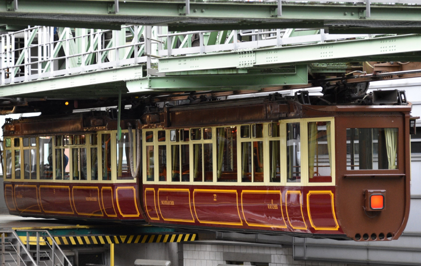 Hoạt động từ năm 1901, Schwebebahn là tuyến đường sắt trên cao chạy điện với các toa treo lâu đời nhất trên thế giới và là một trong số ít loại hình này