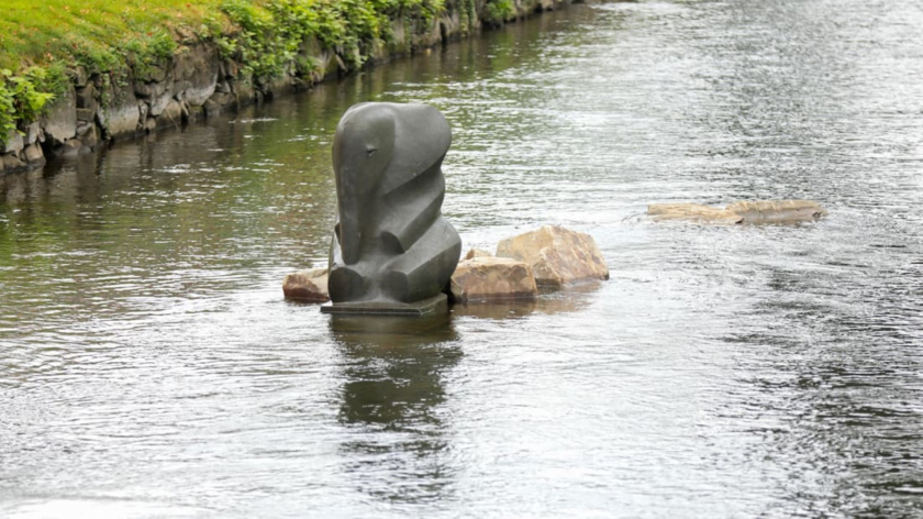 Bức tượng làm từ đá bazan được tạo ra vào năm 2020 bởi nghệ sĩ Bernd Bergkemper nằm ở vị trí chính xác nơi Tuffi hạ cánh vào năm 1950