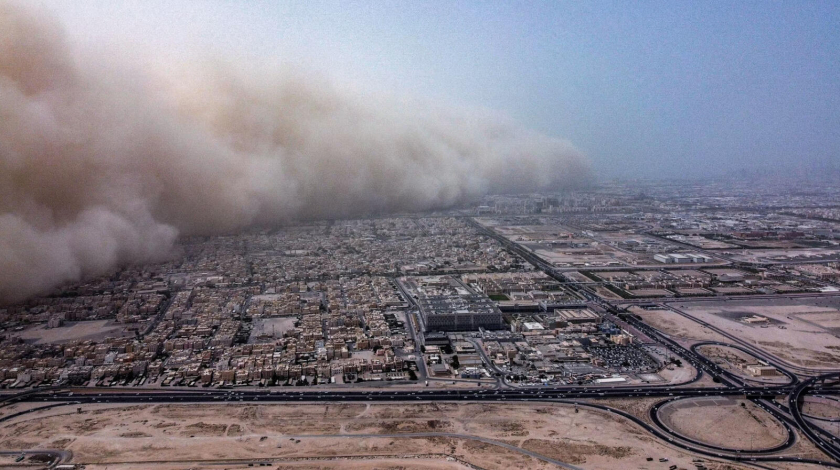 Ảnh chụp từ trên không về một cơn bão bụi lớn đang tiến vào thành phố Kuwait vào ngày 23/5 
