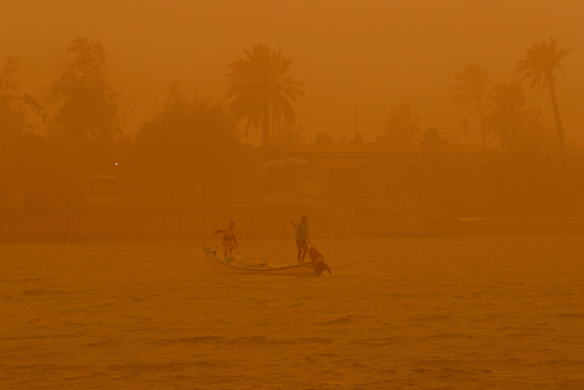 Ngư dân điều hướng trên sông Shatt al-Arab trong trận bão cát ở Basra