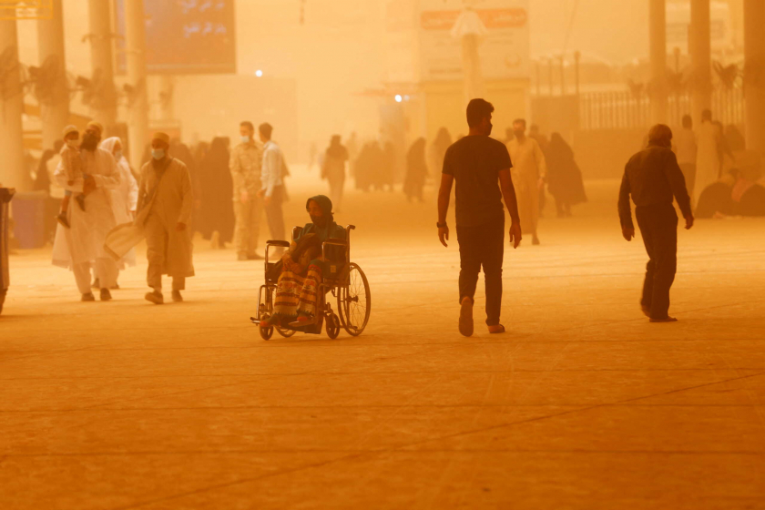 Quang cảnh những người dân bên ngoài trong trận bão cát ở Najaf