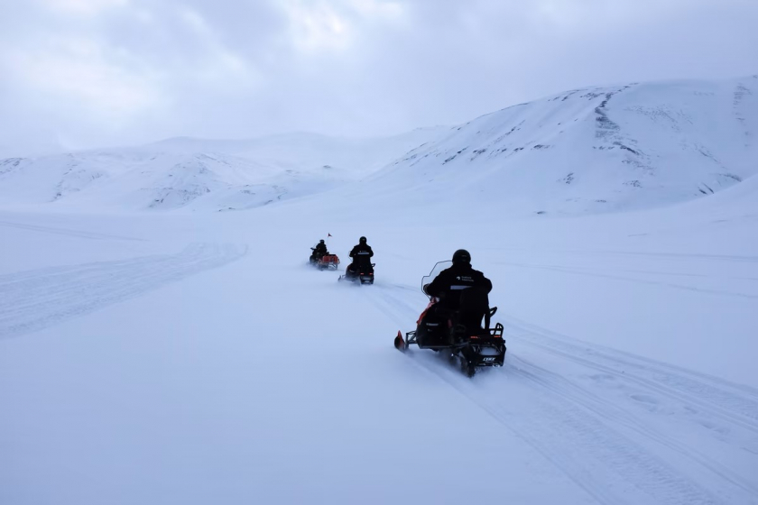 Nhóm thám hiểm quy mô nhỏ sử dụng xe trượt tuyết