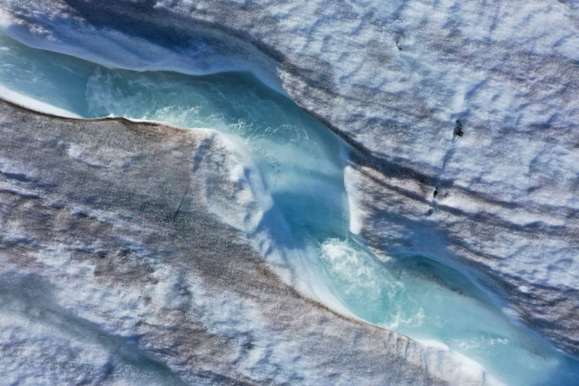 Thời điểm hè và nắng nóng cao độ ở quần đảo Svalbard, làm cho băng tan chảy, tạo thành những dòng suối dẫn xuống biển