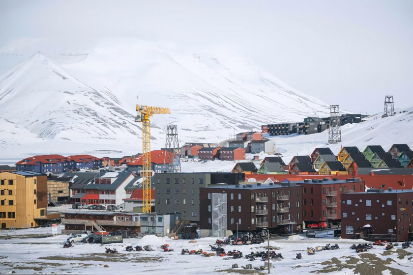 Vài ngôi nhà nằm sát bờ biển ở Longyearbyen