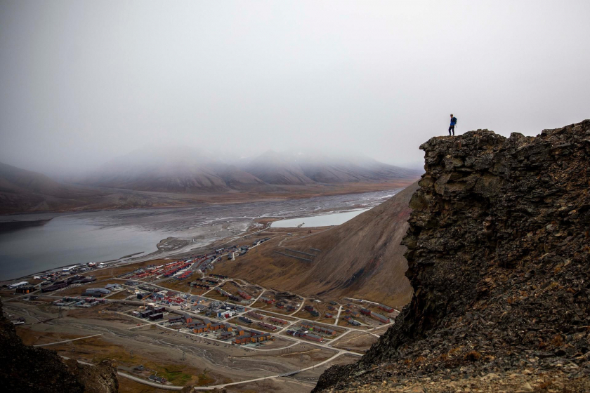 Quang cảnh Longyearbyen nhìn từ trên cao xuống