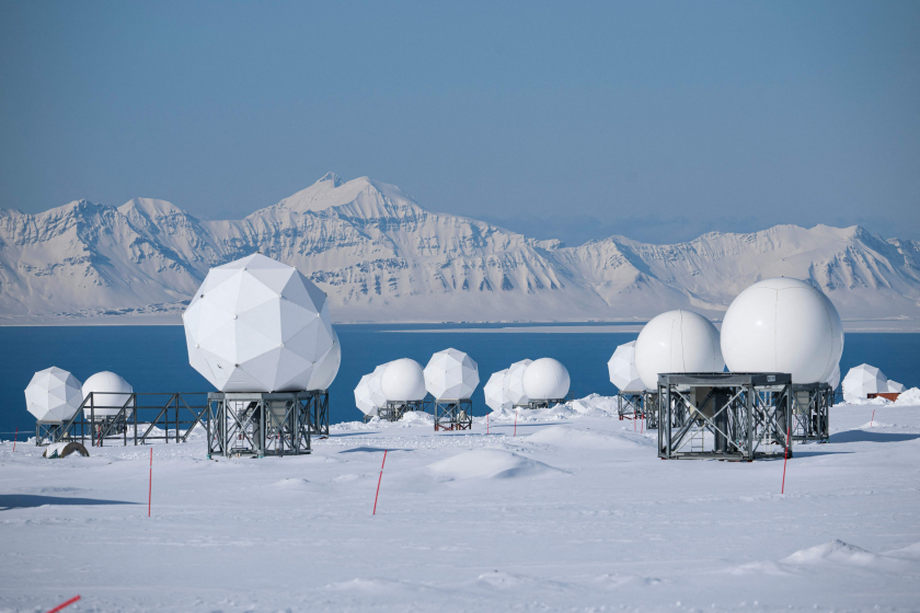 Các trạm viễn thông của KSAT, dịch vụ vệ tinh Kongsberg Satellite Services trên đỉnh núi ở Longyearbyen - trung tâm hành chính của Svalbard vào ngày 10/5