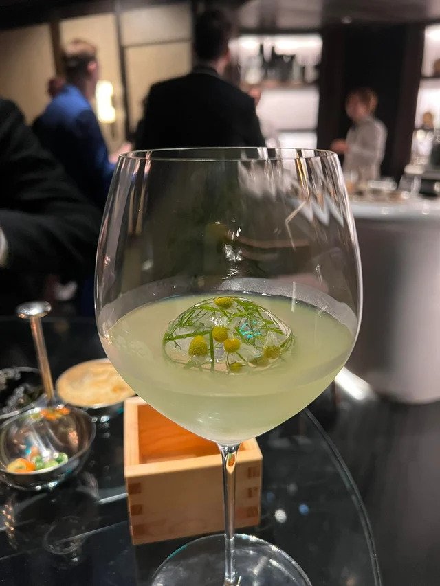 Viên ice ball bọc hoa cúc tạo thành Kinobi Botanical Martini thanh ngọt, đậm đà vị đồng quê