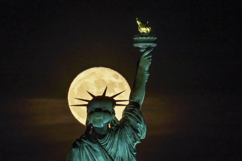  Siêu trăng rọi sáng tượng Nữ thần Tự do ở New York, Mỹ