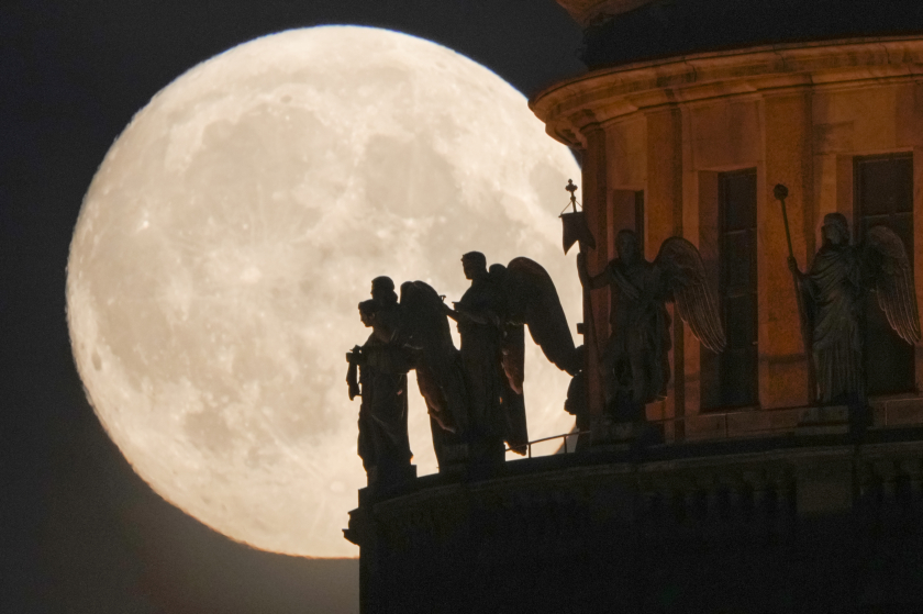 Ánh trăng chiếu xuống bức điêu khắc các thiên thần trên đỉnh nhà thờ St. Isaac tại St.Petersburg, Nga